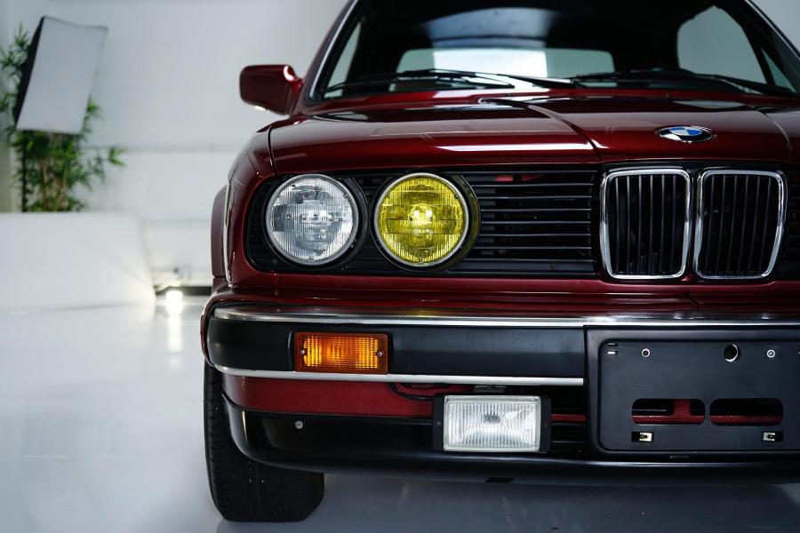 Детали экстерьера BMW 325i Convertible (Calypso Red) 1990 года  (фото 60 из 190)